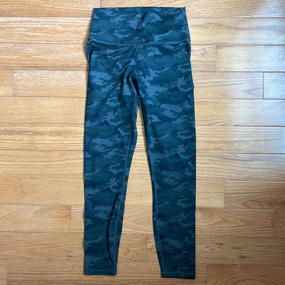 NWOT NEVER WORN FABLETICS POWER HOLD LEGGINGS CAMO XXS - Picture 2 of 3